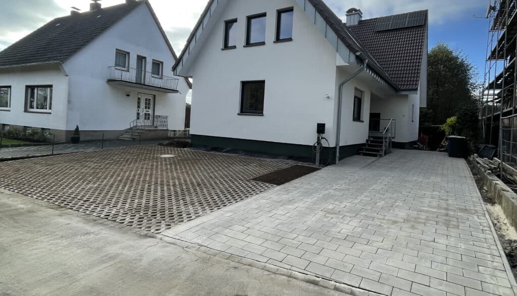 Einfahrt und Stellplatz mit Pflaster
