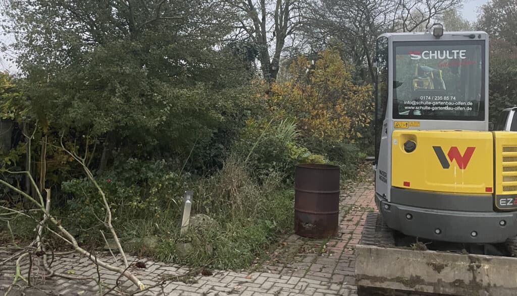 Bagger von Schulte Gartenbau vor dem Freiräumen eines Grundstücks