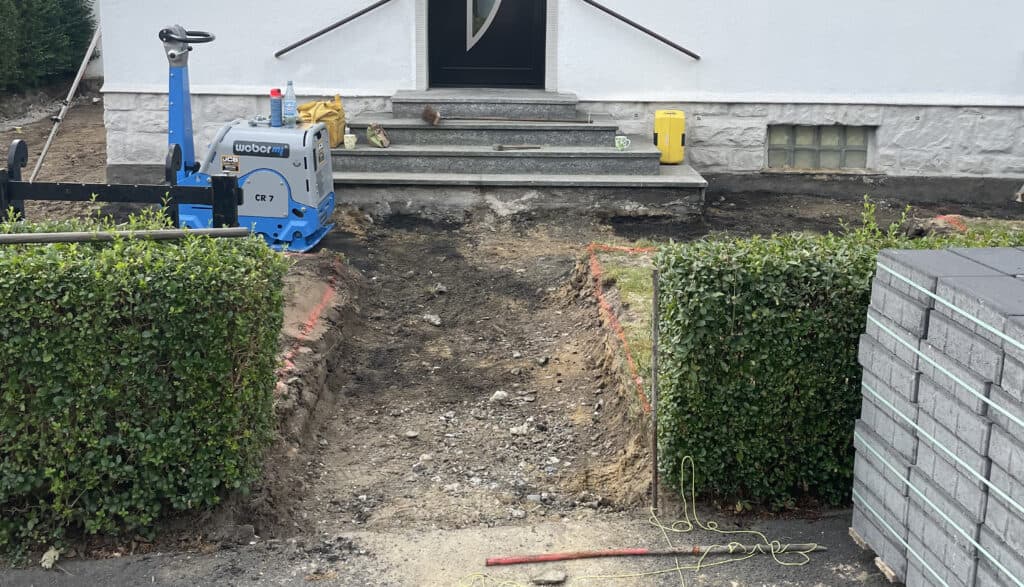 Zuweg vor dem Pflastern: Unterbau wird mit der Rüttelplatte verdichtet